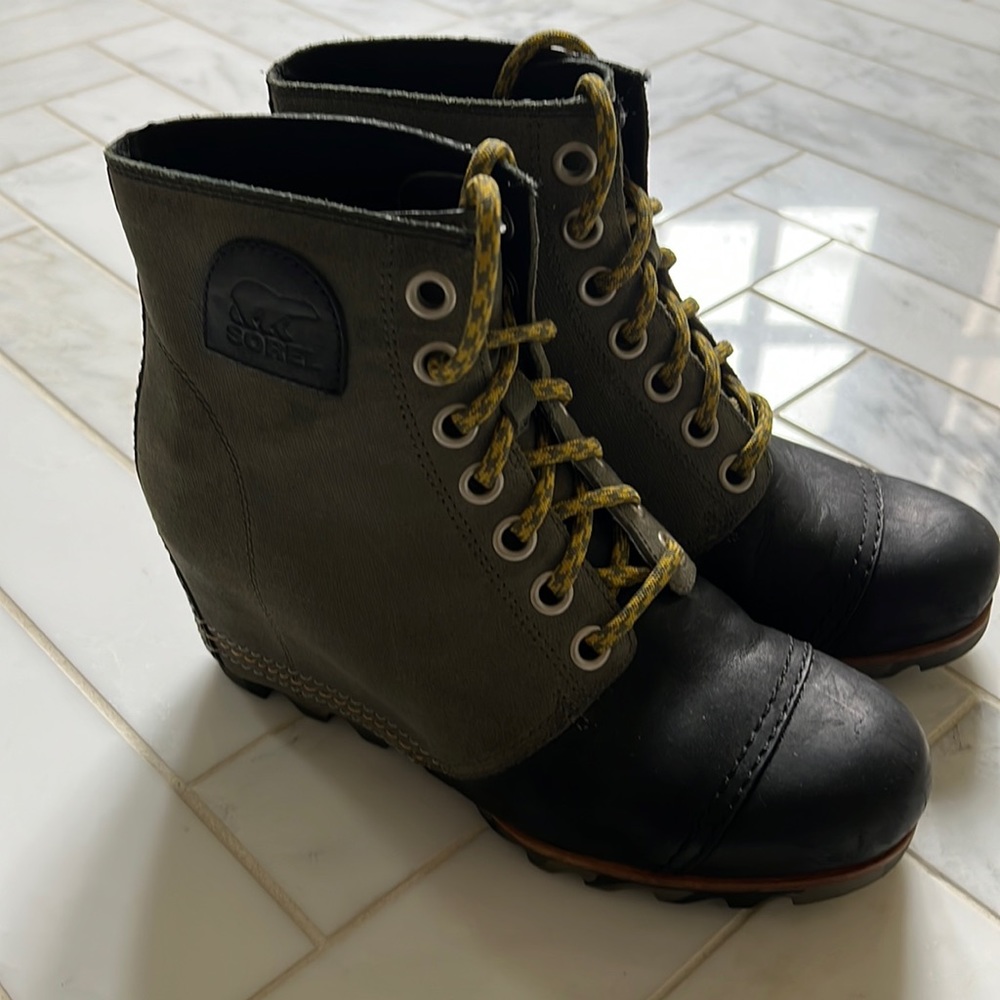 Womens Sorel Size 8.5 waterproof wedge  boots